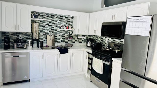 18901 NW 77th Ct, Hialeah, FL 33015