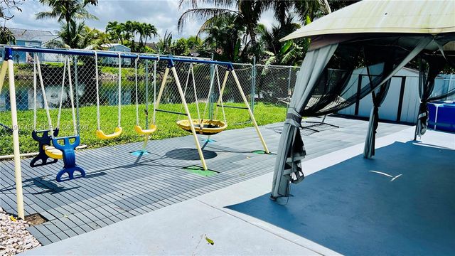 18901 NW 77th Ct, Hialeah, FL 33015