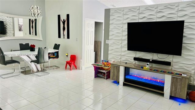 18901 NW 77th Ct, Hialeah, FL 33015
