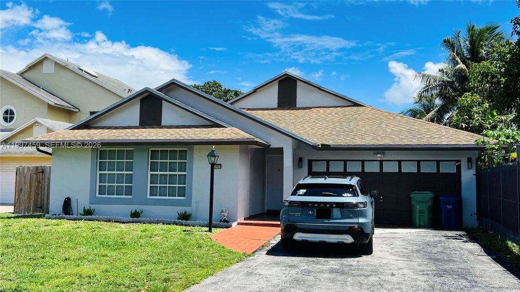 18901 NW 77th Ct, Hialeah, FL 33015