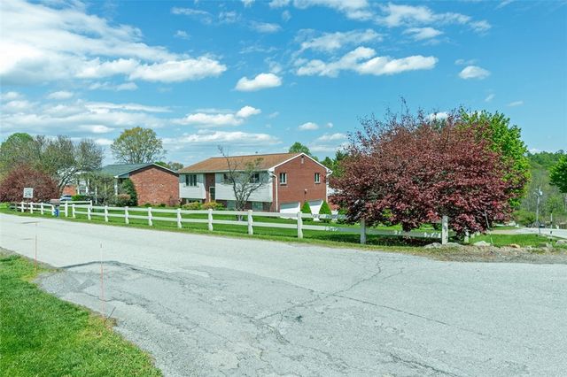 102 Kenneth Dr, Delmont, PA 15626