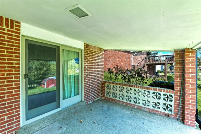 102 Kenneth Dr, Delmont, PA 15626