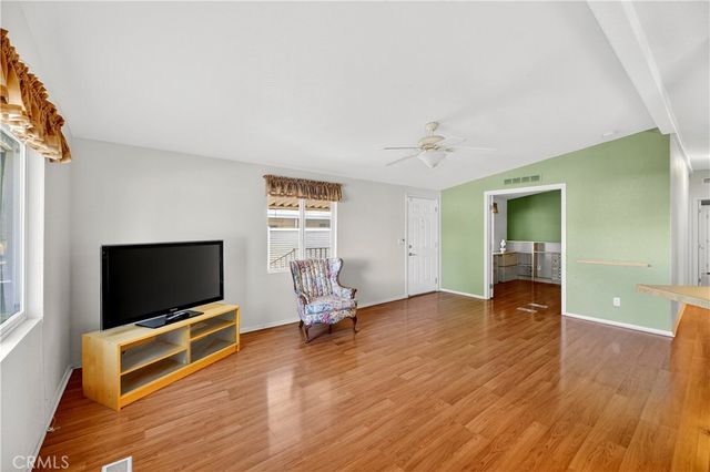725 W Thornton 10, Hemet, CA 92543