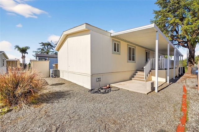 725 W Thornton 10, Hemet, CA 92543