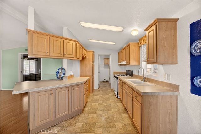 725 W Thornton 10, Hemet, CA 92543