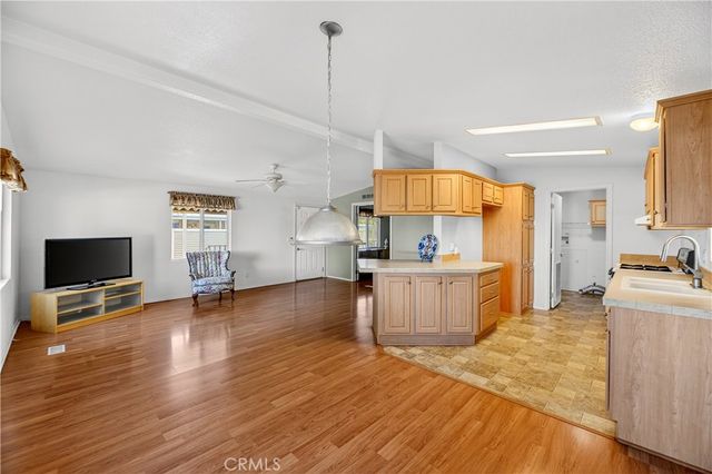 725 W Thornton 10, Hemet, CA 92543