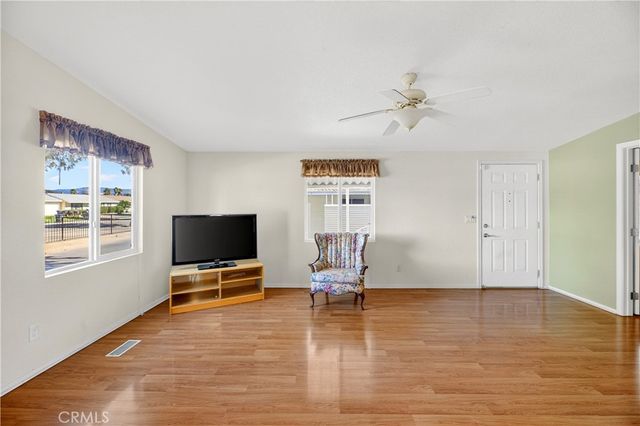 725 W Thornton 10, Hemet, CA 92543