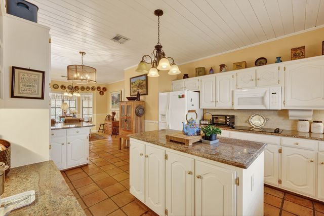 407 N Avenue Z, Clifton, TX 76634