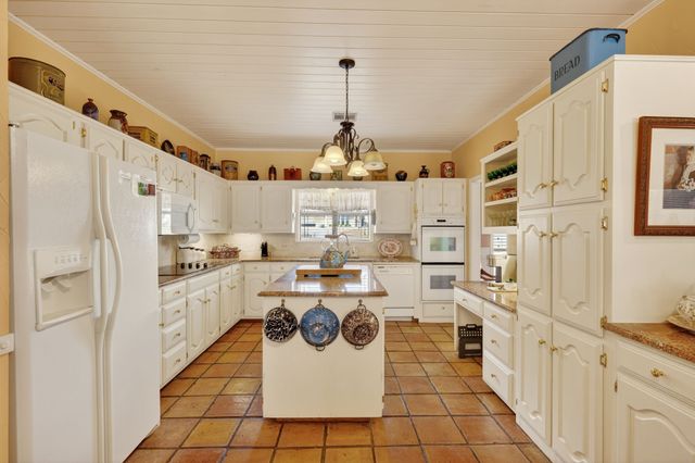 407 N Avenue Z, Clifton, TX 76634