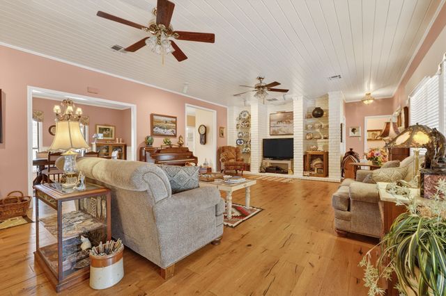 407 N Avenue Z, Clifton, TX 76634