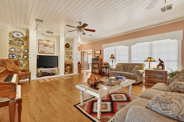 407 N Avenue Z, Clifton, TX 76634