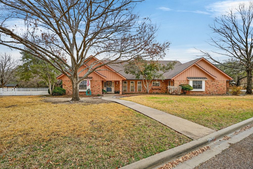 407 N Avenue Z, Clifton, TX 76634