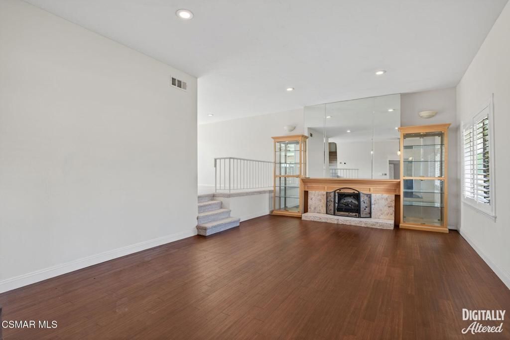 Image 10 of property listing at 250 W Avenida De Las Flores, Thousand Oaks, CA 91360