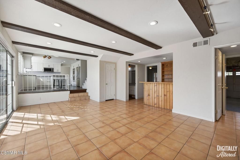 Image 11 of property listing at 250 W Avenida De Las Flores, Thousand Oaks, CA 91360