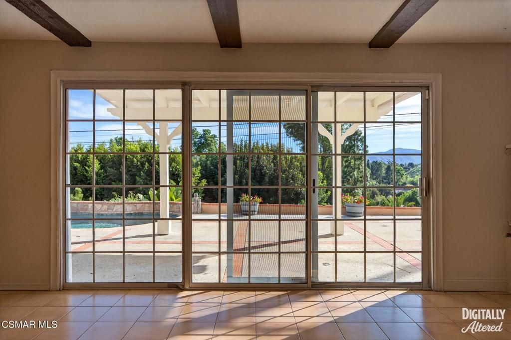 Image 13 of property listing at 250 W Avenida De Las Flores, Thousand Oaks, CA 91360