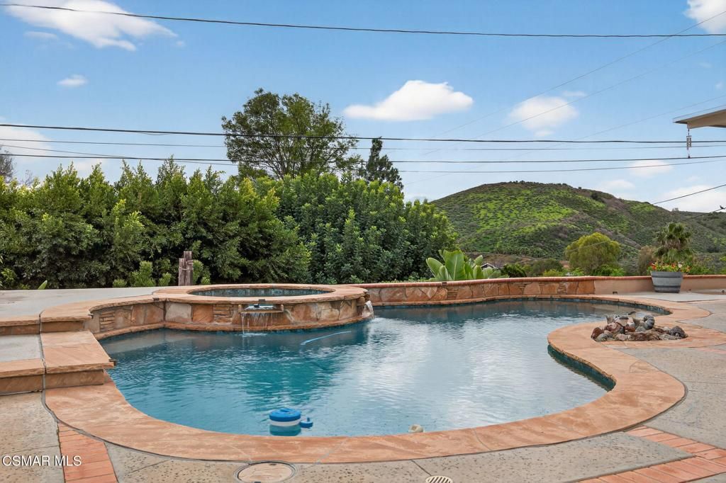 Image 15 of property listing at 250 W Avenida De Las Flores, Thousand Oaks, CA 91360