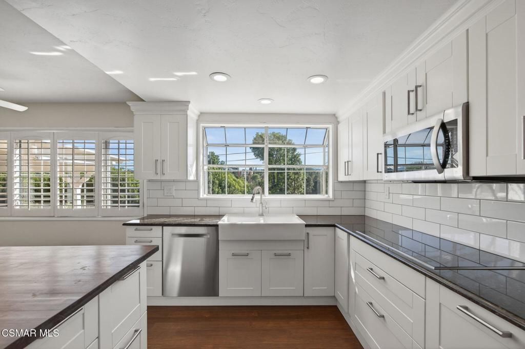 Image 2 of property listing at 250 W Avenida De Las Flores, Thousand Oaks, CA 91360