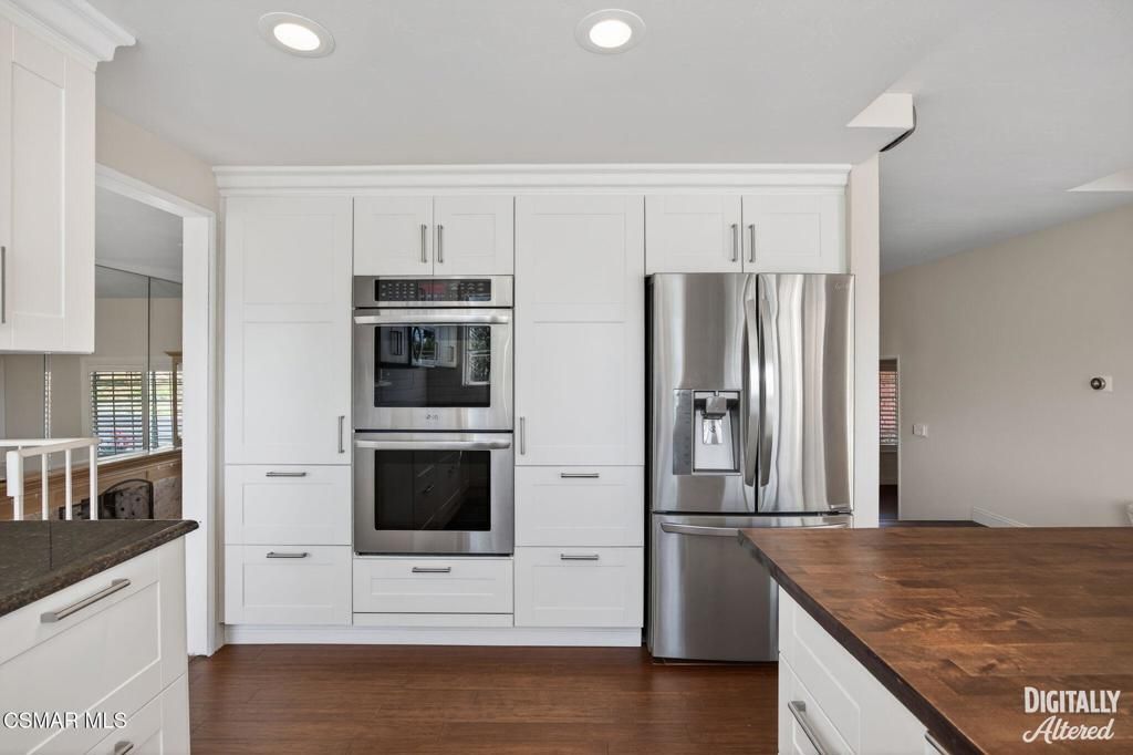 Image 5 of property listing at 250 W Avenida De Las Flores, Thousand Oaks, CA 91360