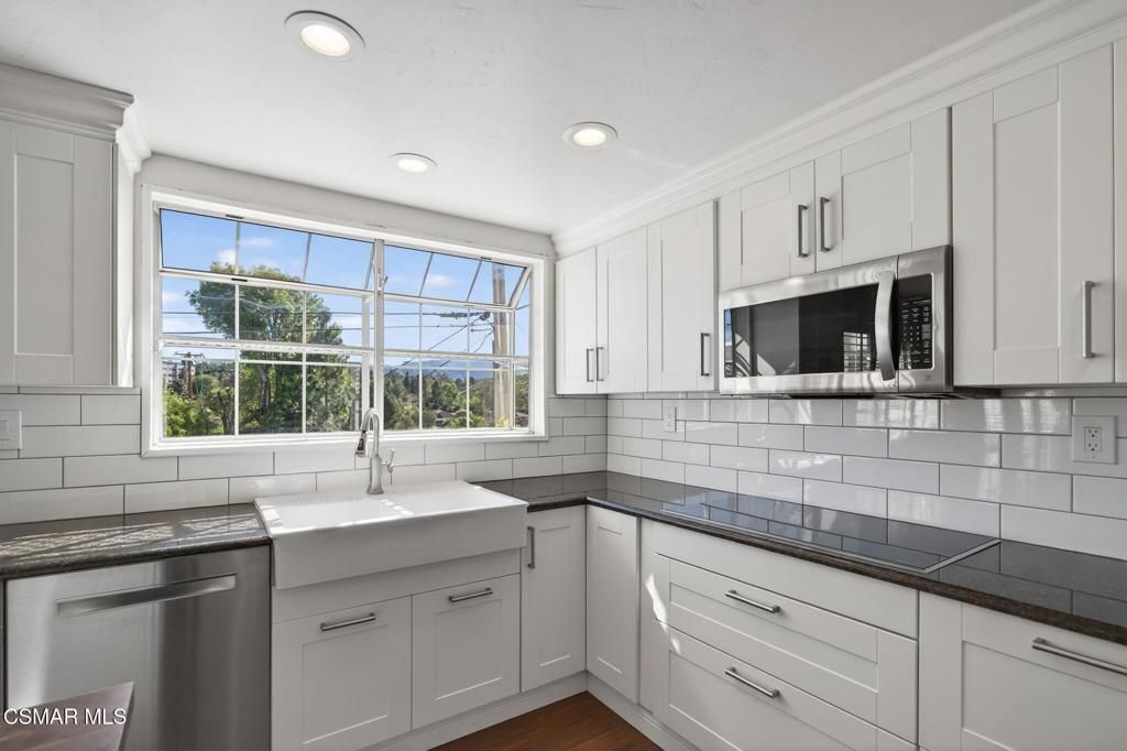 Image 6 of property listing at 250 W Avenida De Las Flores, Thousand Oaks, CA 91360