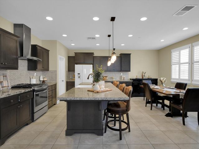 582 Pasture Ave, Lathrop, CA 95330