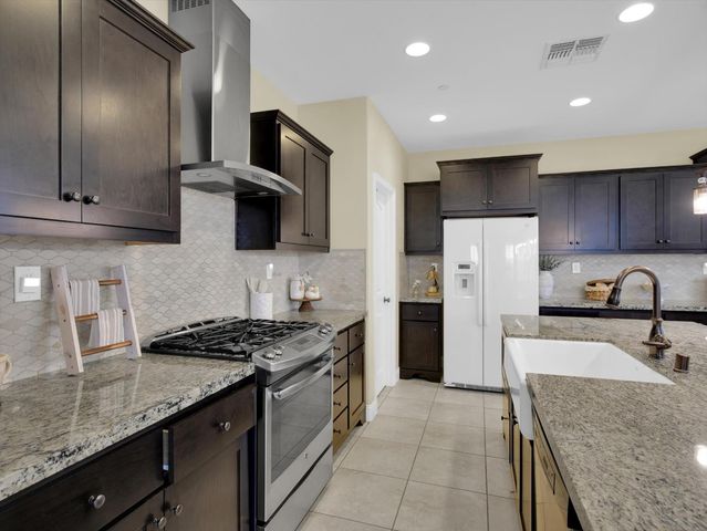 582 Pasture Ave, Lathrop, CA 95330