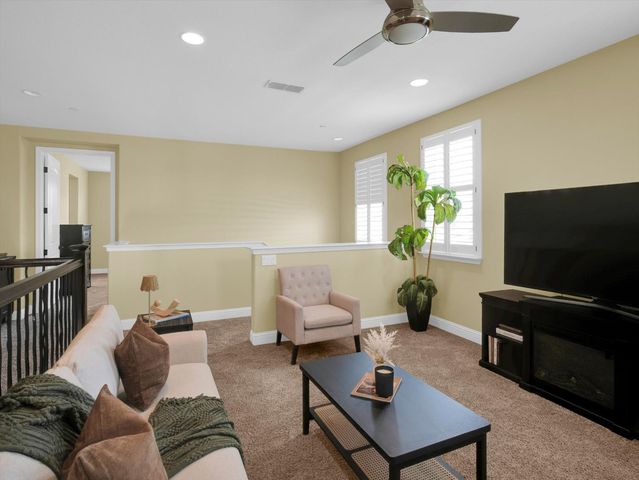 582 Pasture Ave, Lathrop, CA 95330