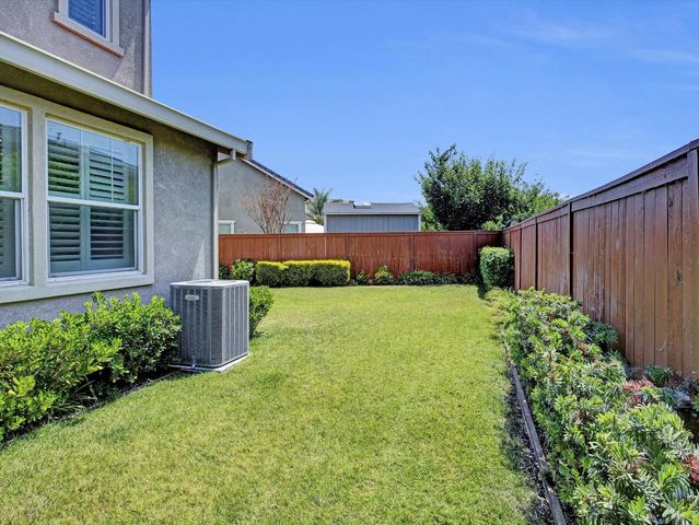 582 Pasture Ave, Lathrop, CA 95330