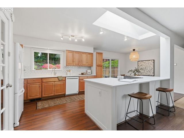 1212 Sw CHESTNUT Dr, Portland, OR 97219