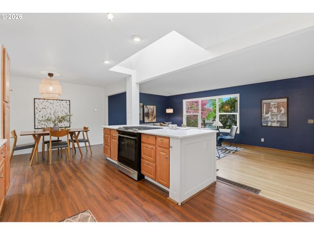 1212 Sw CHESTNUT Dr, Portland, OR 97219