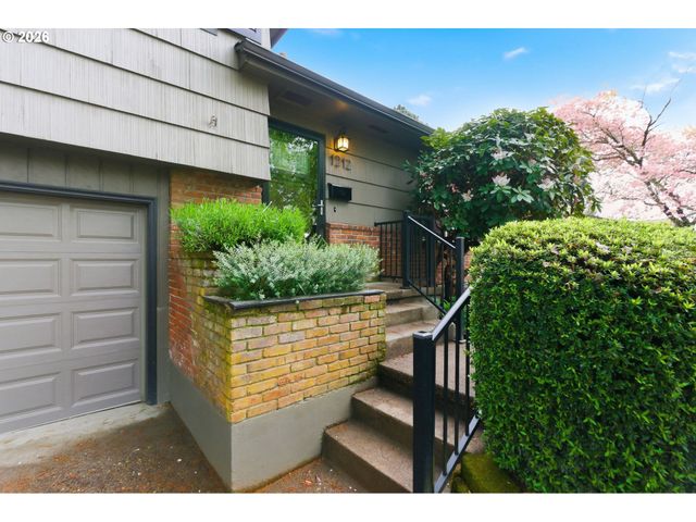 1212 Sw CHESTNUT Dr, Portland, OR 97219