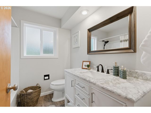 1212 Sw CHESTNUT Dr, Portland, OR 97219