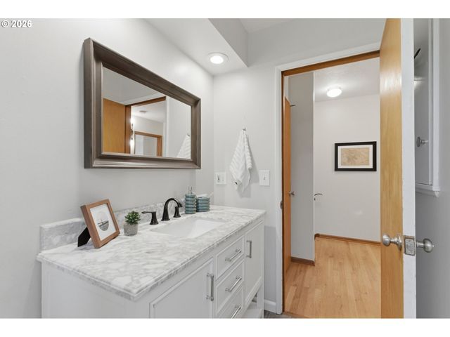 1212 Sw CHESTNUT Dr, Portland, OR 97219