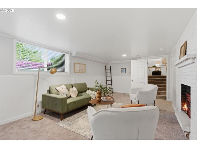 1212 Sw CHESTNUT Dr, Portland, OR 97219