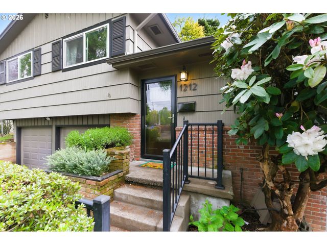 1212 Sw CHESTNUT Dr, Portland, OR 97219