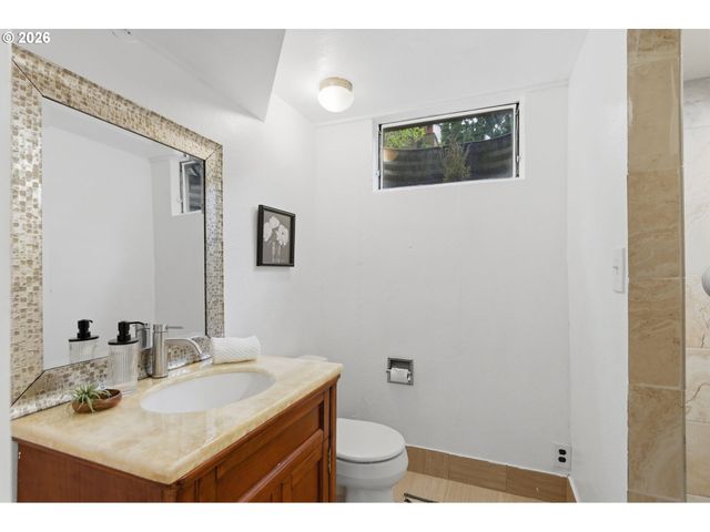 1212 Sw CHESTNUT Dr, Portland, OR 97219