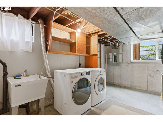 1212 Sw CHESTNUT Dr, Portland, OR 97219