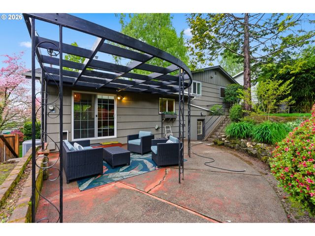1212 Sw CHESTNUT Dr, Portland, OR 97219