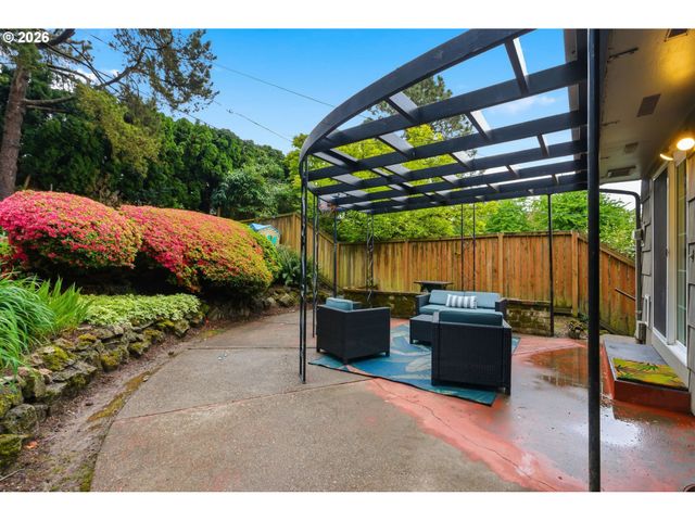 1212 Sw CHESTNUT Dr, Portland, OR 97219