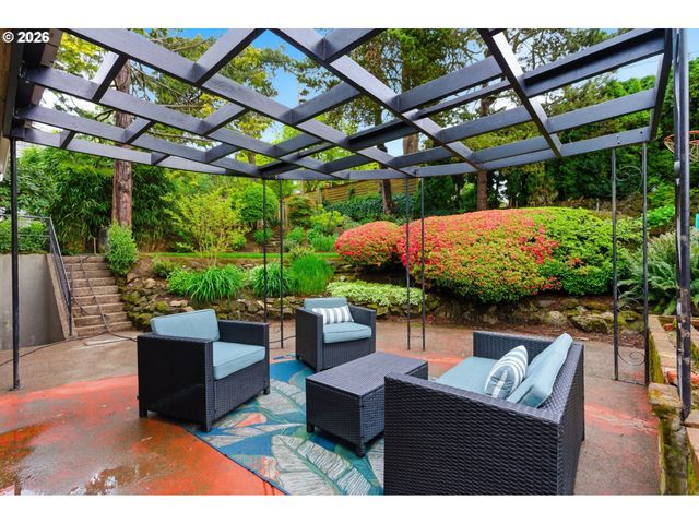 1212 Sw CHESTNUT Dr, Portland, OR 97219