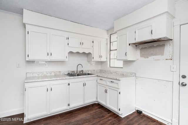 1035 E ODESSA Drive E, Jacksonville, FL 32254