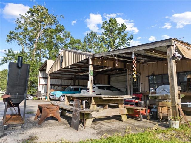 150 County Road 6401, Dayton, TX 77535