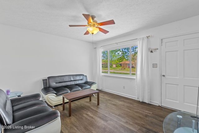 104 Mackie Ct, Louisville, KY 40214