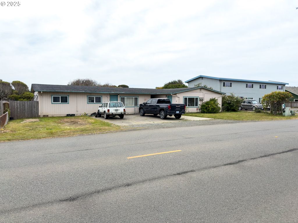 835 11TH St Sw, Bandon, OR 97411
