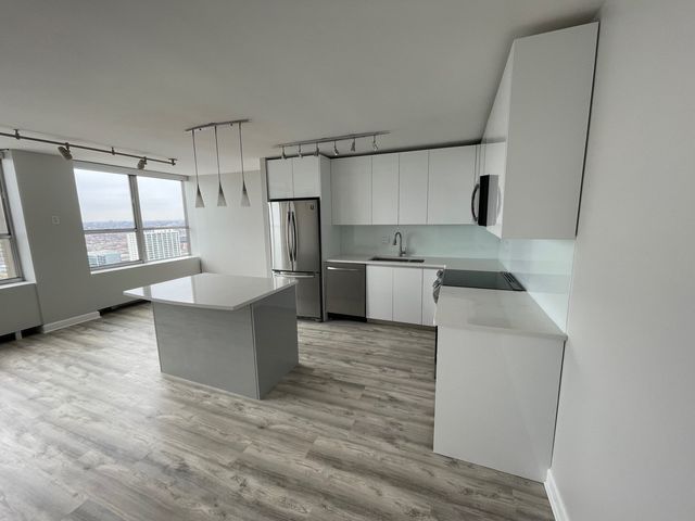 655 W IRVING PARK Road 3313, Chicago, IL 60613