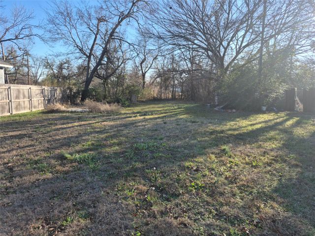 307 W Spruce Street, Whitewright, TX 75491
