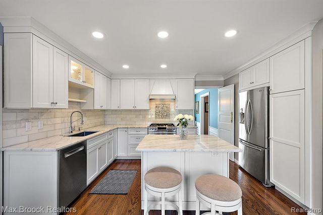 110 Denbar Road, Bloomfield Hills, MI 48304