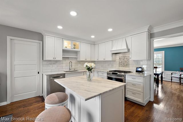 110 Denbar Road, Bloomfield Hills, MI 48304