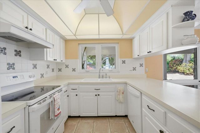 13305 GOLF CREST CIRCLE, Tampa, FL 33618