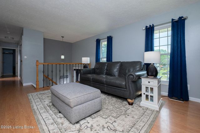5504 Sprigwood Ln, Louisville, KY 40291