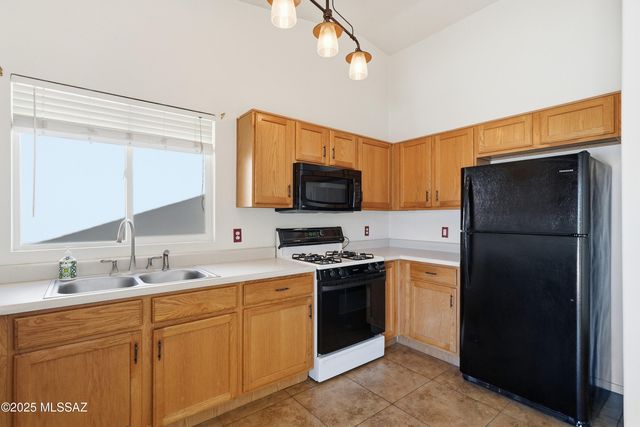 8667 N Golden Moon Way, Tucson, AZ 85743